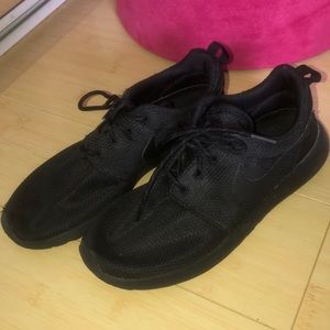 Nike All Black Roshe